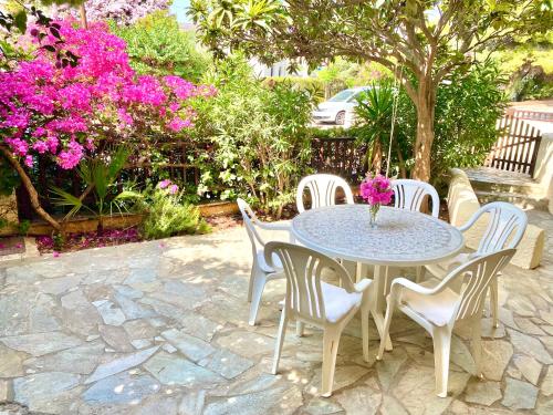 2 Bed, Sea Side Retreat Saronida