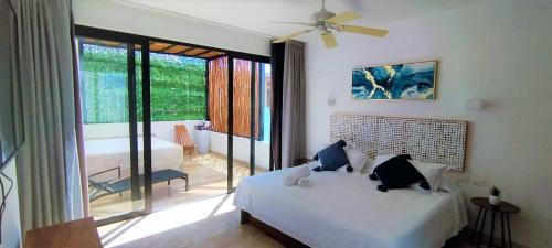 2 Story with SpaTub, Oceanview Roof Pool & Gym Onsite in Playa del Carmen, Mexico