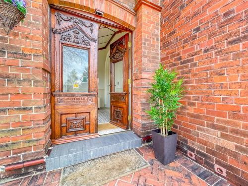 *RG9bC* For your most relaxed & Cosy stay + Free Parking + Free Fast WiFi * near Sand Moor Golf Club