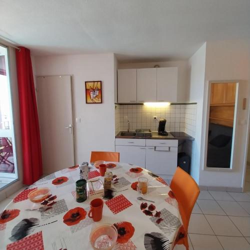 One-Bedroom Apartment image 9