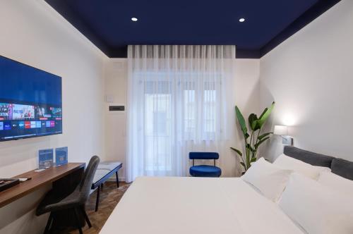 King Room with Balcony image 10