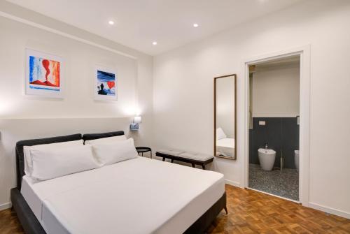Deluxe King Room image 10