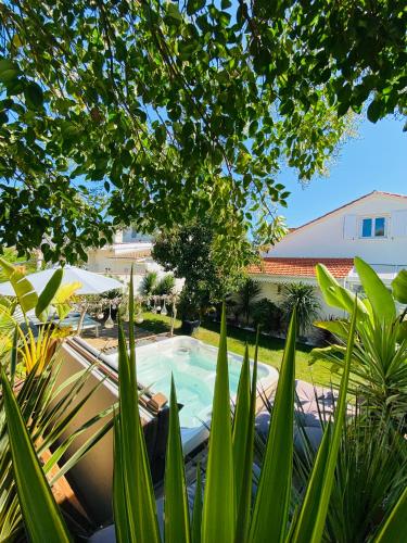 Évasion Tropicale - Villa d'Artiste avec Jacuzzi Privé dans un jardin Exotique - Pension de famille - Mérignac