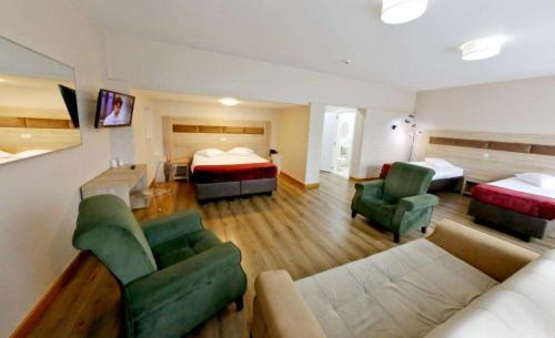 1 queen bed, 2 twin beds