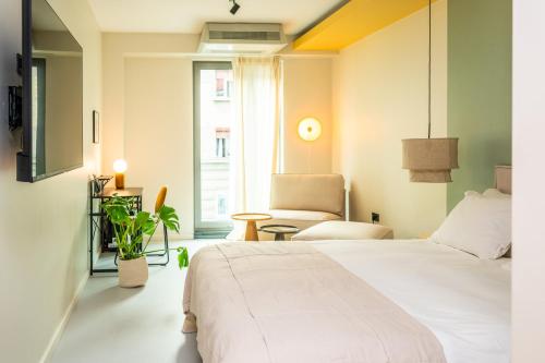 Double Room with Balcony image 10