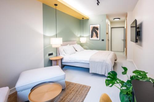 Double Room with Balcony image 8