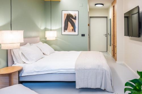 Double Room with Balcony image 6