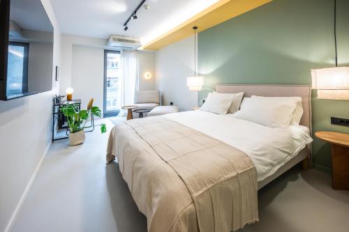 Double Room with Balcony image 5