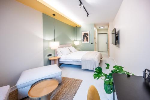 Double Room with Balcony image 3