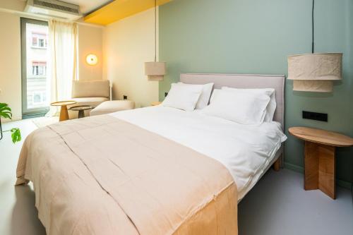 Double Room with Balcony image 2