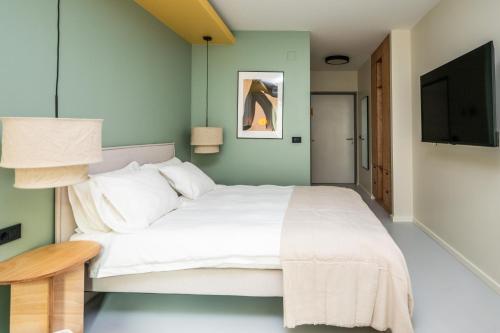 Double Room with Balcony image 1