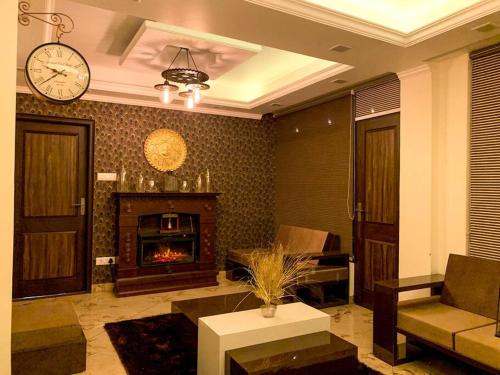 Uptown Boutique Home - 2BHK with drive-in