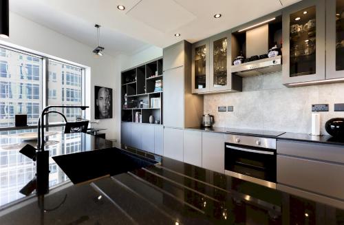 Elite LUX Holiday Homes - Luxe 2BR Stunning Burj Khalifa View Downtown Dubai - image 5