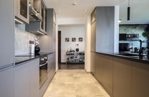 Elite LUX Holiday Homes - Luxe 2BR Stunning Burj Khalifa View Downtown Dubai - image 6