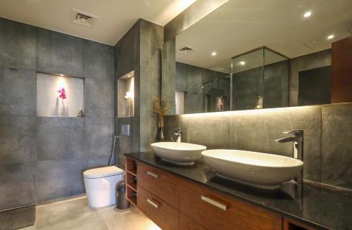 Elite LUX Holiday Homes - Luxe 2BR Stunning Burj Khalifa View Downtown Dubai - image 13
