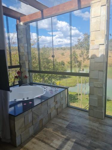 Chalé com hidromassagem e piscina natural defronte Lagoa Lagoa na Serra do Cipó (Chale com hidromassagem e piscina natural defronte Lagoa Lagoa na Serra do Cipo) in Jaboticatubas