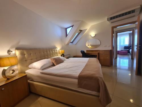 1 king bed, 1 sofa bed
