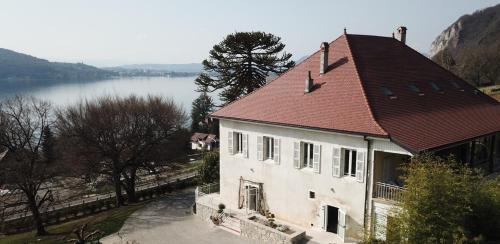 Un ancien domaine viticole au bord du lac d'Annecy pour rayonner en Haute-Savoie