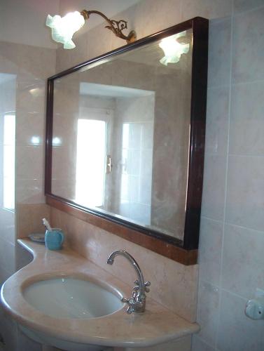 Bathroom, Palazzo Polini-Fioretti Apartment in Carassai
