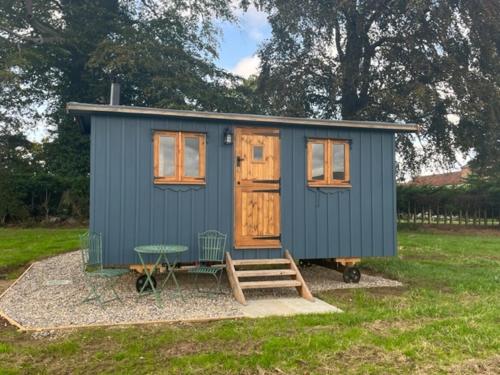 A szálláshely kívülről, Honeysuckle Shepherd's Hut in Potto