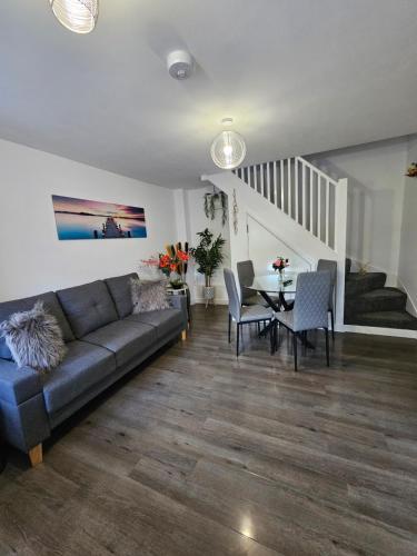 Luxury one bedroom maisonette with extra connected bedroom in Stevenage centre - Apartment - Stevenage