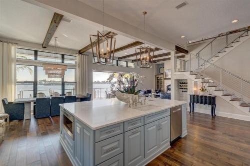 Bayside Paradise Mansion in Indian Rocks Beach