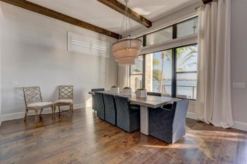 Bayside Paradise Mansion in Indian Rocks Beach