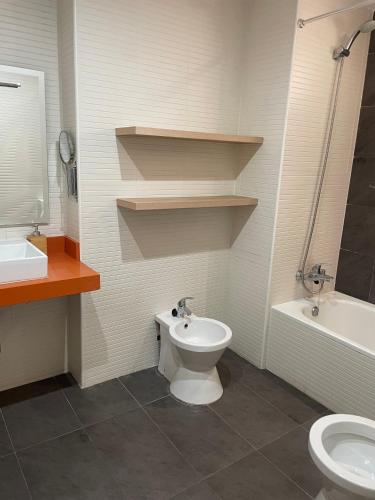 Fürdőszoba, Cómodo apartamento a pie de carretera (Comodo apartamento a pie de carretera) in Alhendin
