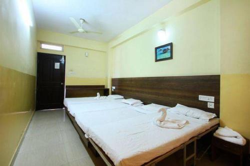 1 queen bed, 2 twin beds