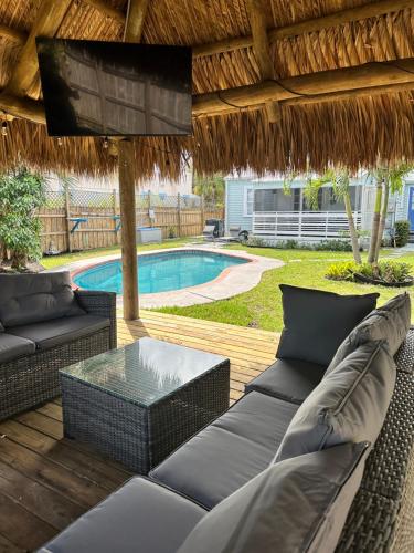 The Peacock Bungalow- Heated Pool & Jacuzzi- 5 min to beach! in Lake Worth, USA
