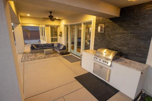 3400 SqFt House W/40Ft Heated Pool/Spa- Strip View thumb 4