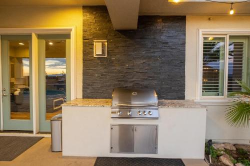 3400 SqFt House W/40Ft Heated Pool/Spa- Strip View detail