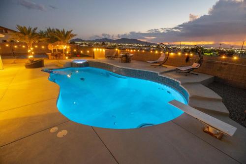 3400 SqFt House W/40Ft Heated Pool/Spa- Strip View