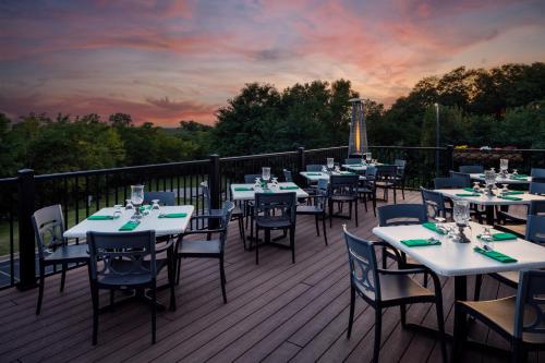 Restaurant, Irish Cottage Inn & Suites in Galena (IL)