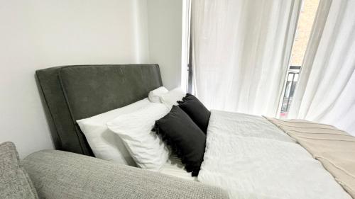 2 Bed Luxury Apt in Gravesend - Tap to explore photos