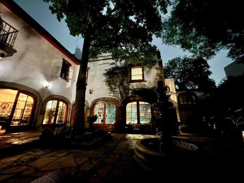 tuin, The Tower of Alebrijes in San Angel Inn near San Ángel Inn