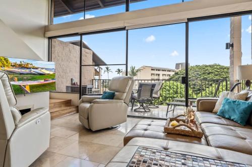 Kihei Alii Kai A404- Top Floor, remodeled, oceanview & steps from beach