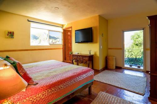 Private Sunset Balcony-Sleeps 6-Walk to Centro in Guanajuato, Mexico