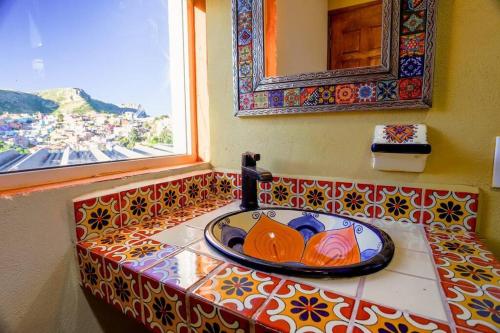 Private Sunset Balcony-Sleeps 6-Walk to Centro in Guanajuato, Mexico