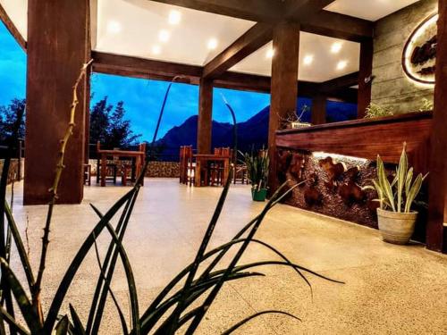 Restorāns, World's End Base Eco-Village in Rathnapura