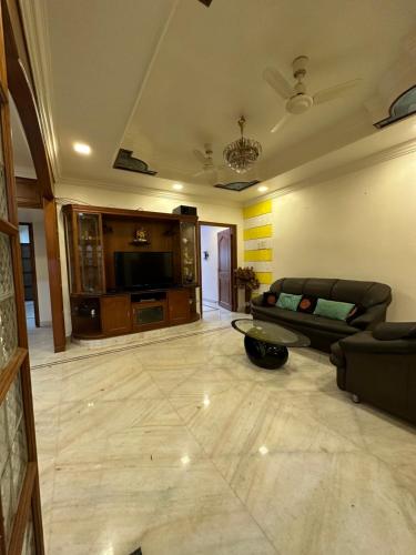 . Cozy 2BHK Apt Beach & Hospitals 5min away