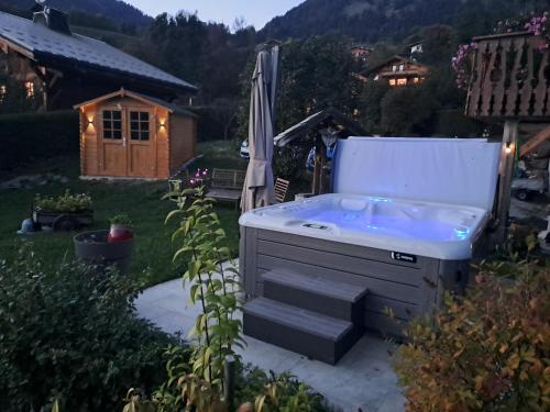 A4 km de Megève très joli studio avec jacuzzi ,vue sur les montagnes au calme