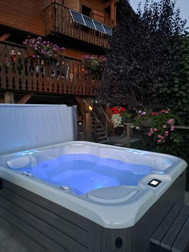 A4 km de Megève très joli studio avec jacuzzi ,vue sur les montagnes au calme