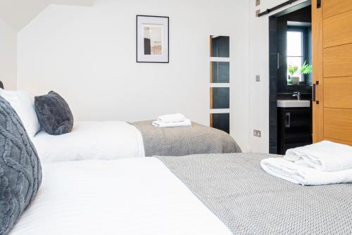 Modern 2-bed Apartment Sleeps 5 Free Parking