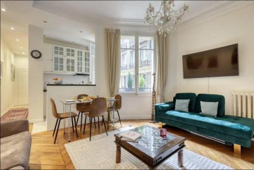 Typical Chic Parisian Flat-Near les Champs-Élysées - Location saisonnière - Paris