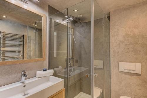Chalet d'Olivier Alpes Agency Les Praz Chamonix Sleeps 8 - image 2