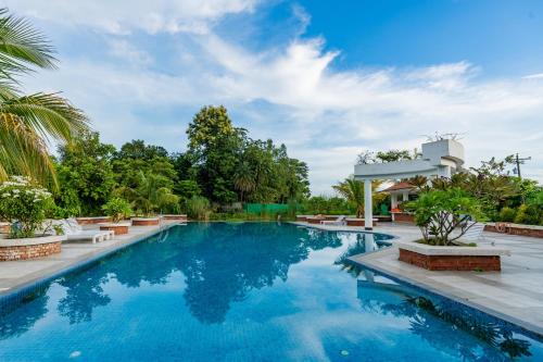 Piscina, Water Garden Resort & Spa in Baroipara