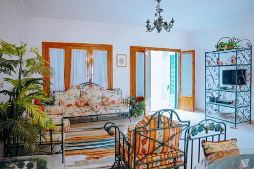 4 bedrooms villa with private pool in Tunis village faiuym
