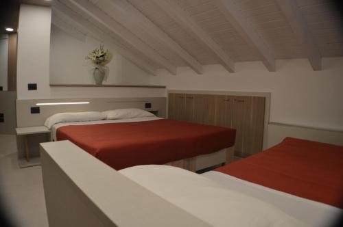 1 queen bed, 3 twin beds
