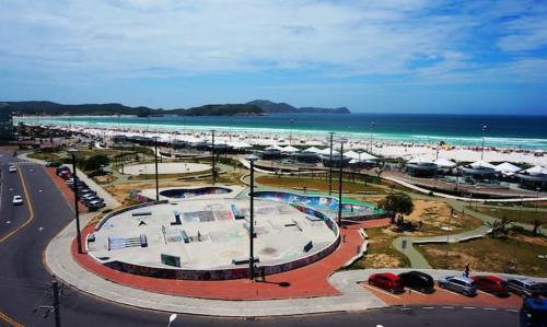 LINDA COBERTURA EM CABO FRIO DE FRENTE MAR MAX 8
